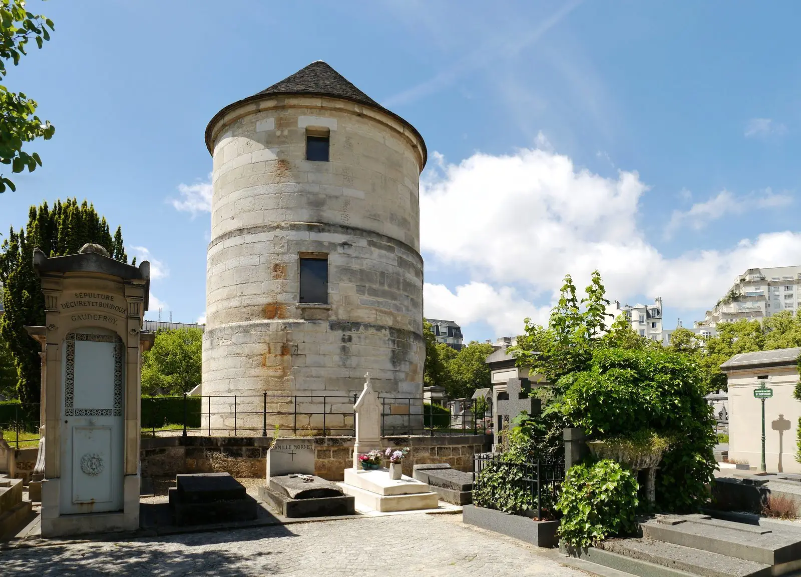 Le moulin de la Charité, dans le cimetière du Montparnasse
