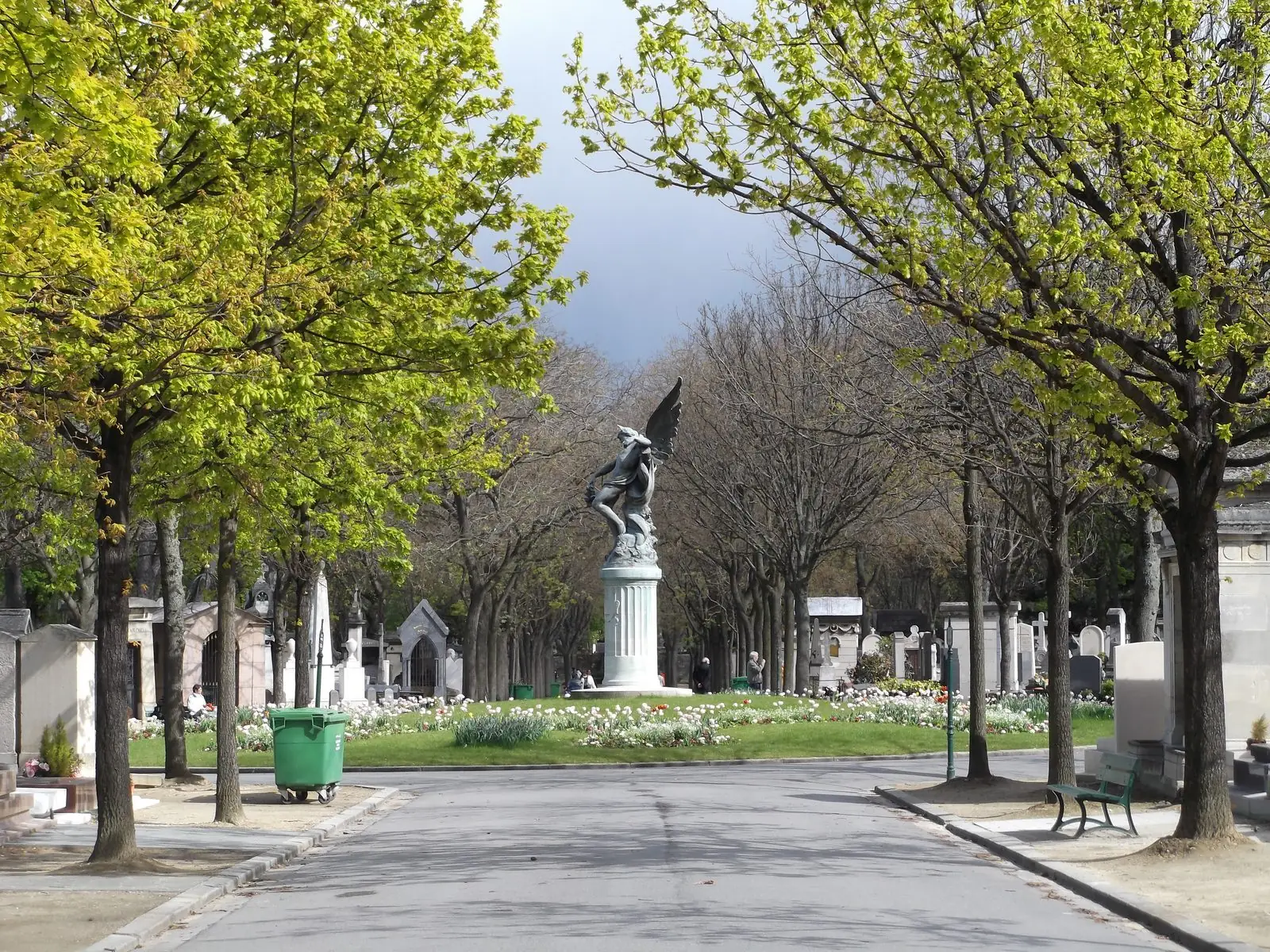 Une allée verdoyante du cimetière du Montparnasse