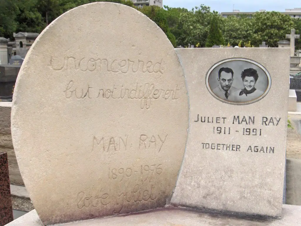 La tombe de Man Ray, au cimetière du Montparnasse