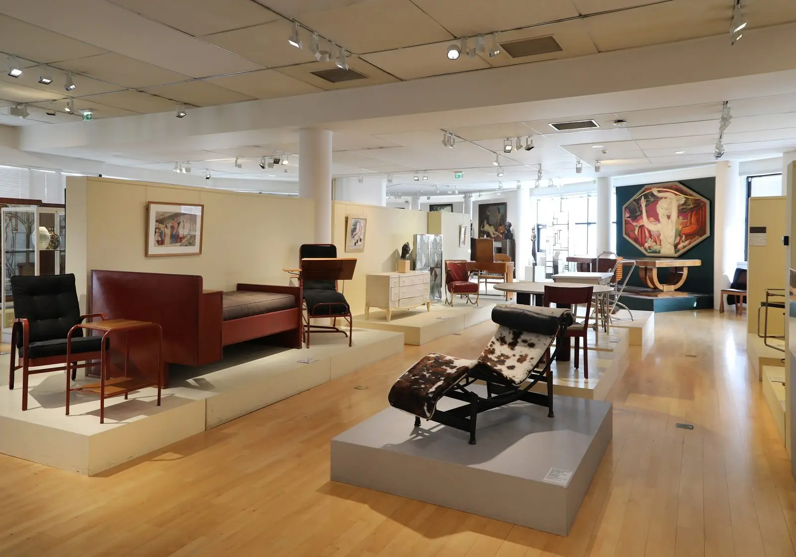 Mobilier Art déco de Ruhlmann au musée des Années Trente