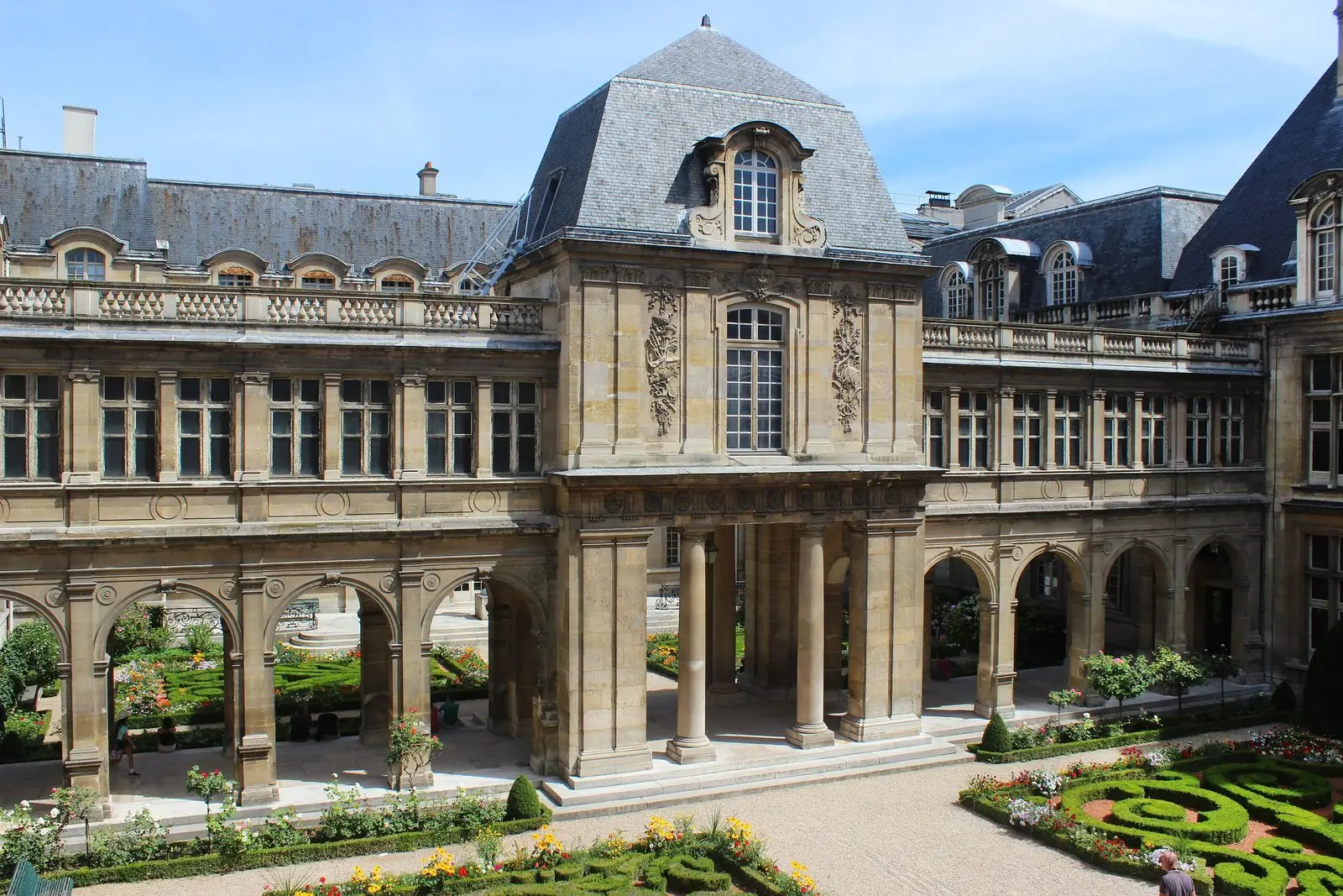 Enseignes anciennes de boutiques parisiennes, au musée Carnavalet