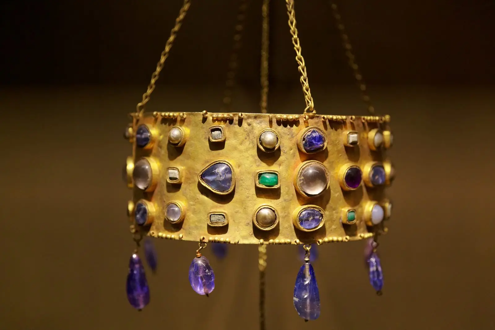 Une couronne votive mérovingienne, au musée de Cluny