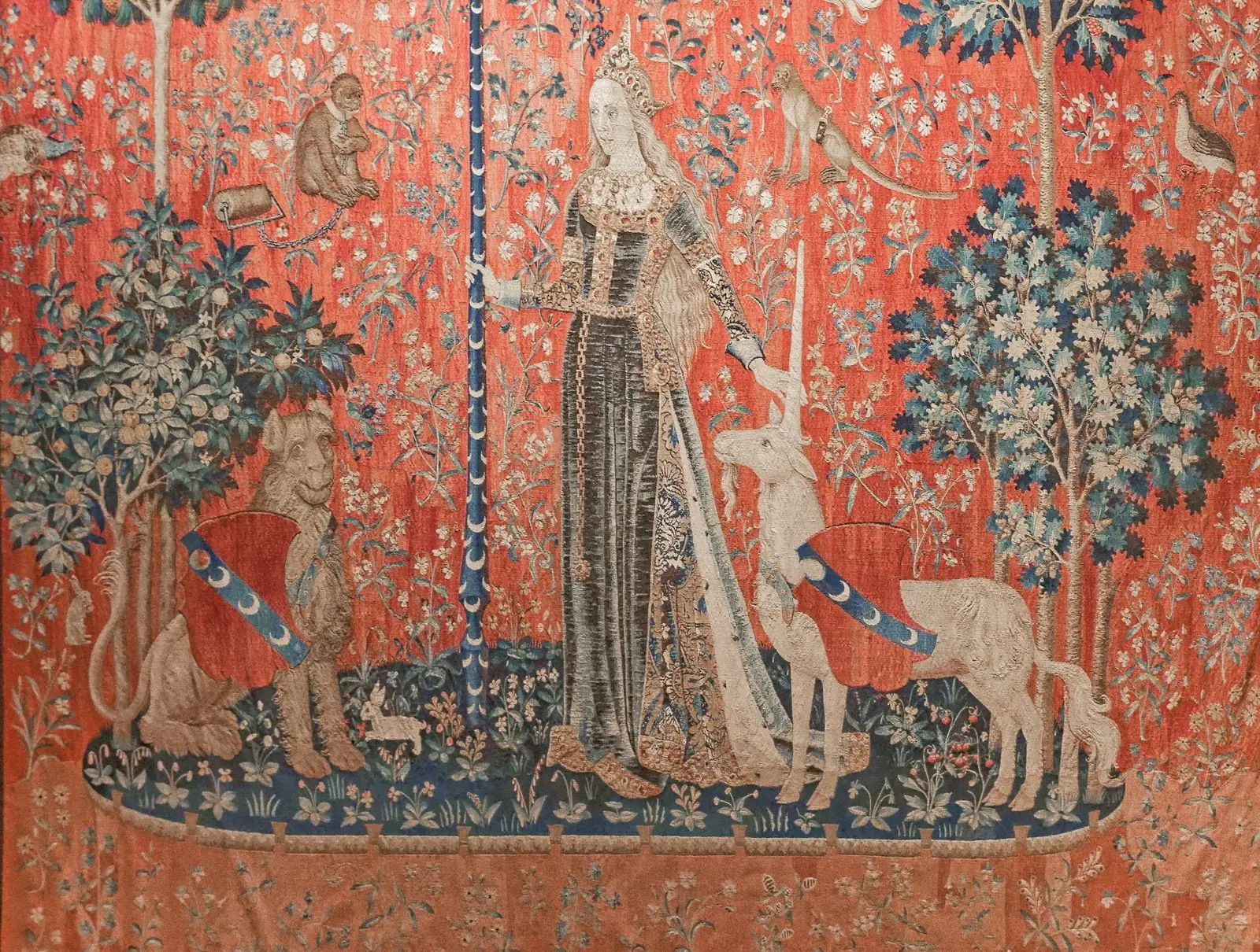 La tapisserie du Toucher, de la Dame à la licorne, au musée de Cluny