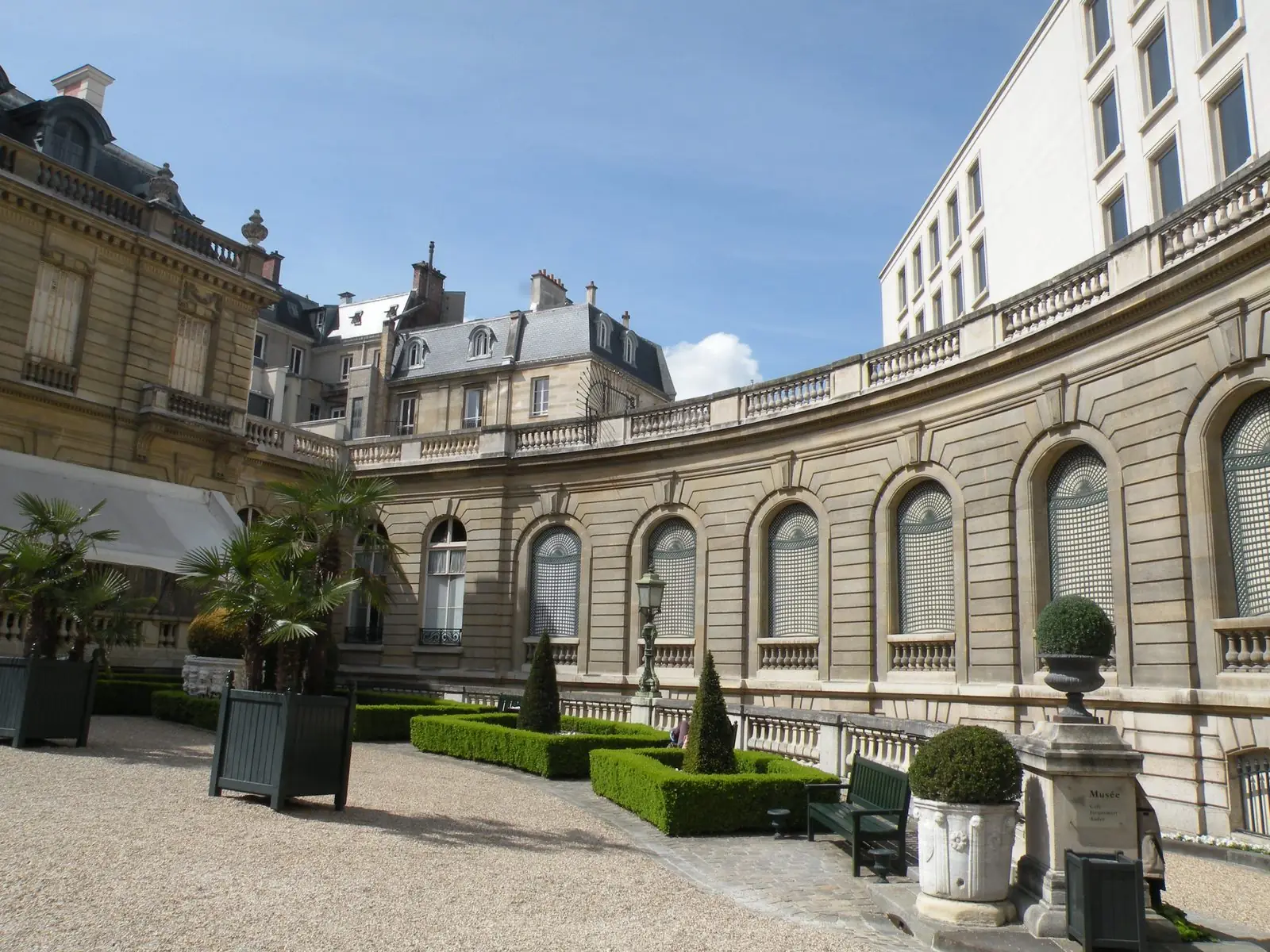 La façade et la cour du musée Jacquemart-André, boulevard Haussmann