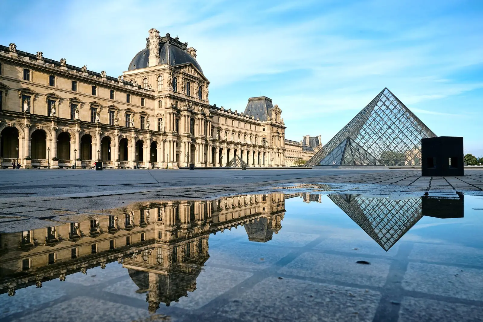 La pyramide et l'aile Richelieu du musée du Louvre à Paris