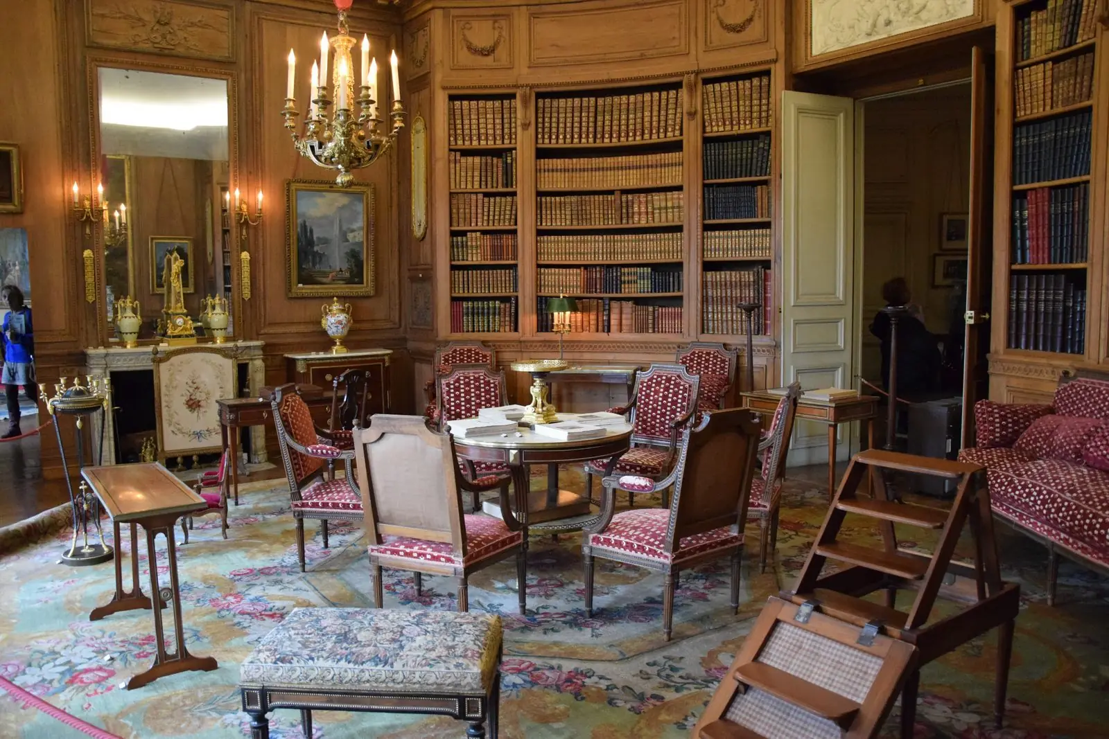 La bibliothèque lambrissée du musée Nissim de Camondo