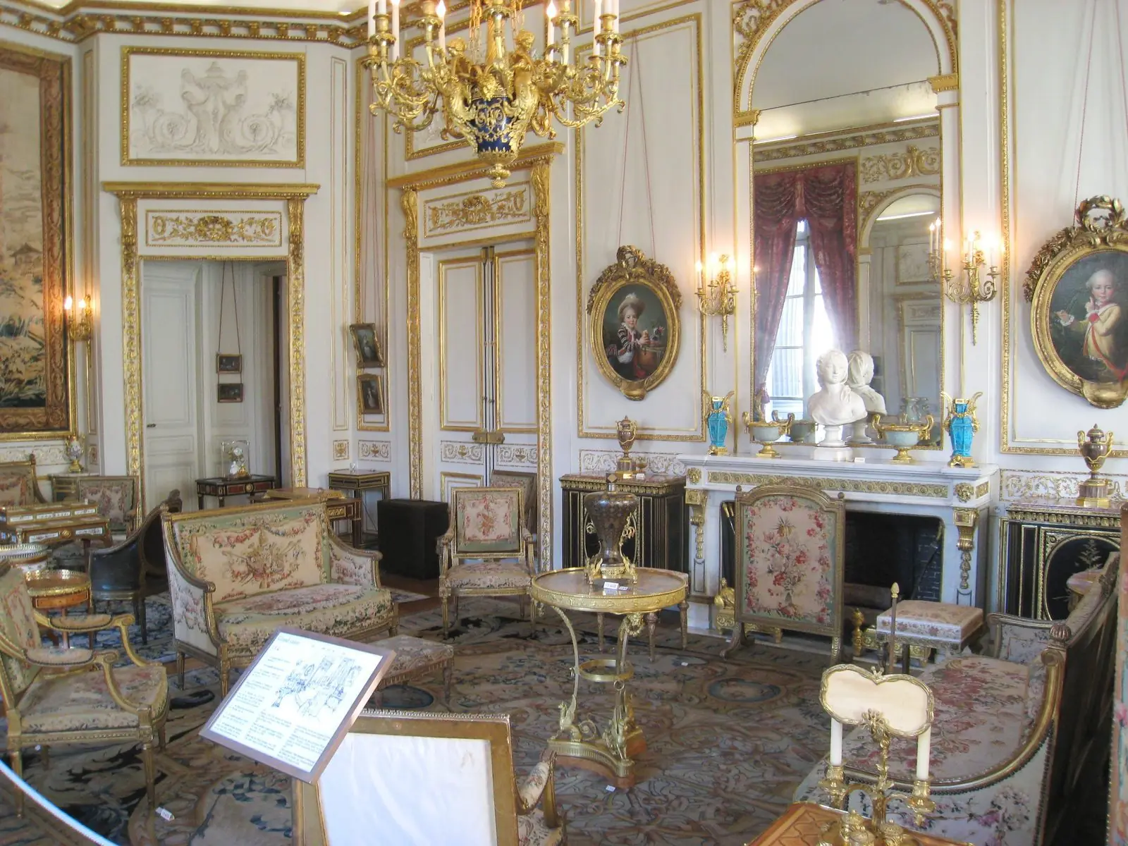 Le Grand Salon et son mobilier XVIIIe, au musée Nissim de Camondo