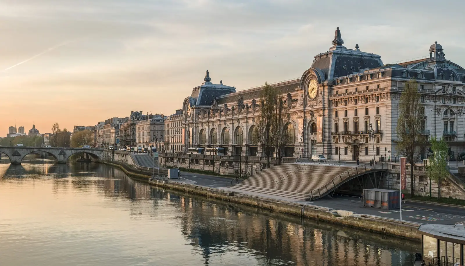 La façade du musée d'Orsay et le pont Royal, côté Seine