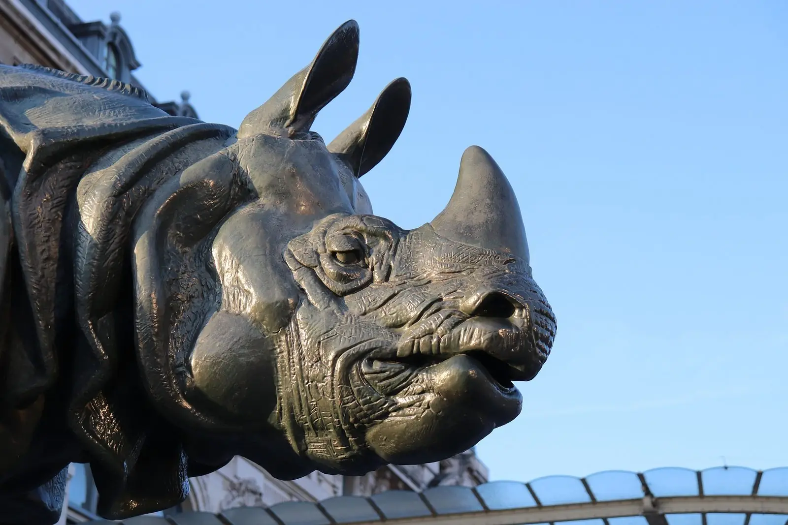 Une sculpture exposée dans la nef du musée d'Orsay