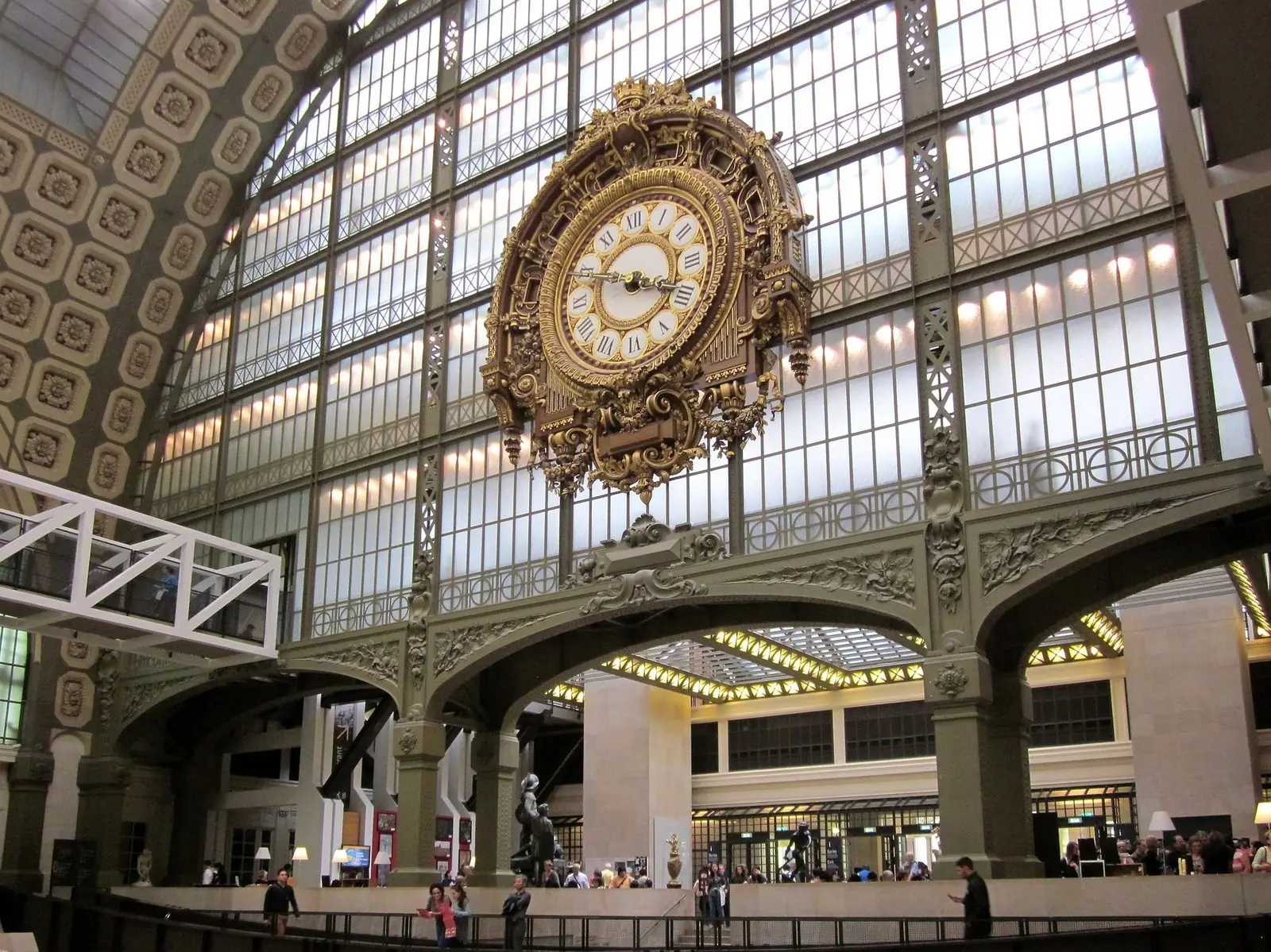 La grande horloge et l'intérieur du musée d'Orsay