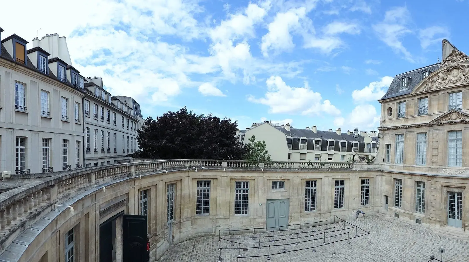 Le grand escalier d'honneur de l'hôtel Salé, au musée Picasso
