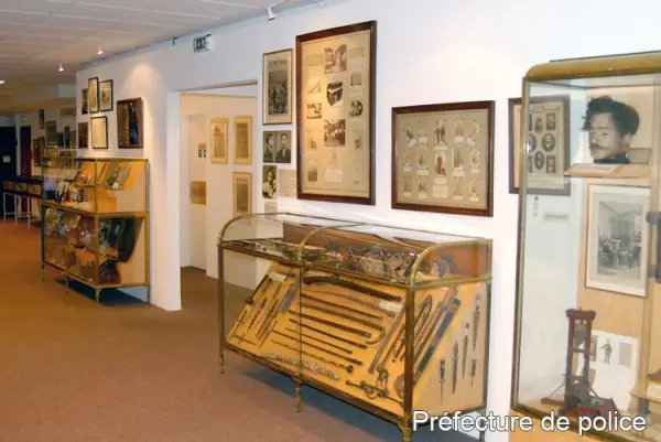 Pièces à conviction exposées au musée de la Police de Paris