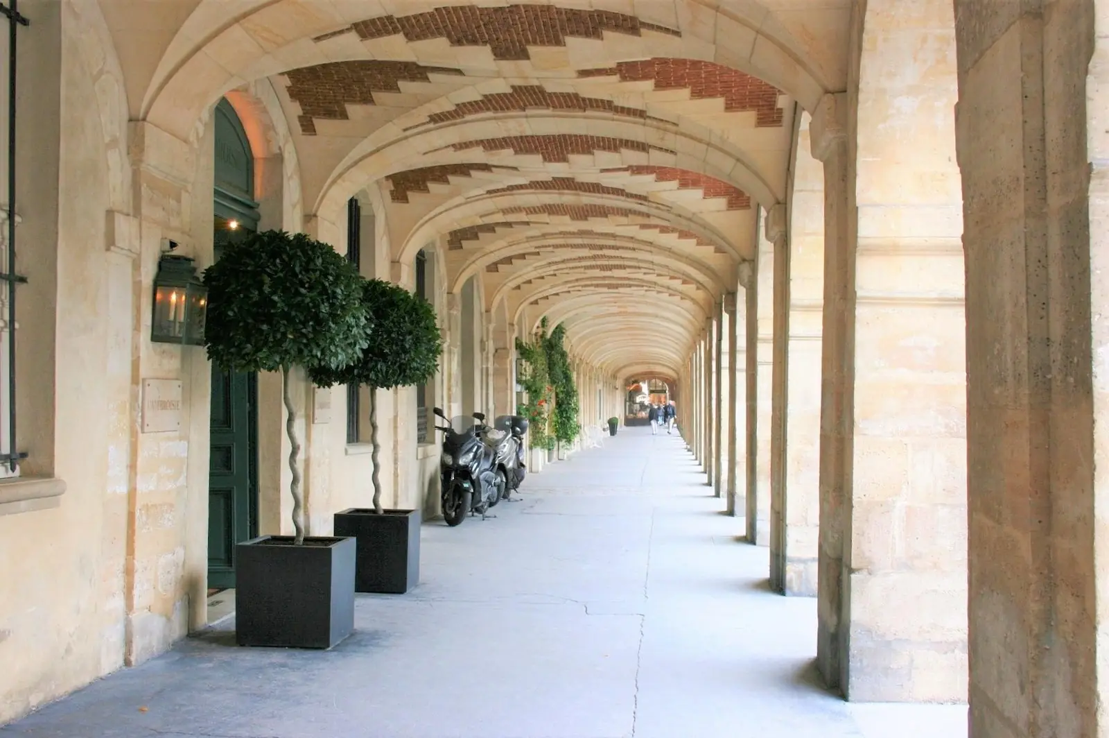 La place des Vosges et ses arcades, à Paris