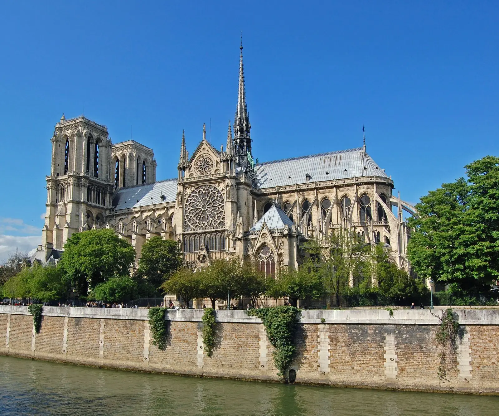 La façade et les tours de Notre-Dame de Paris