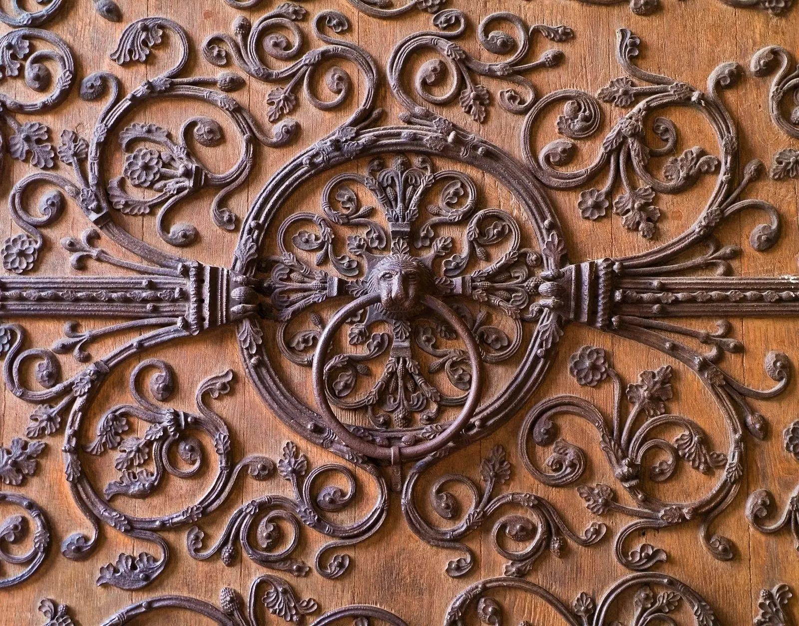 Détail du portail de la Vierge à Notre-Dame de Paris