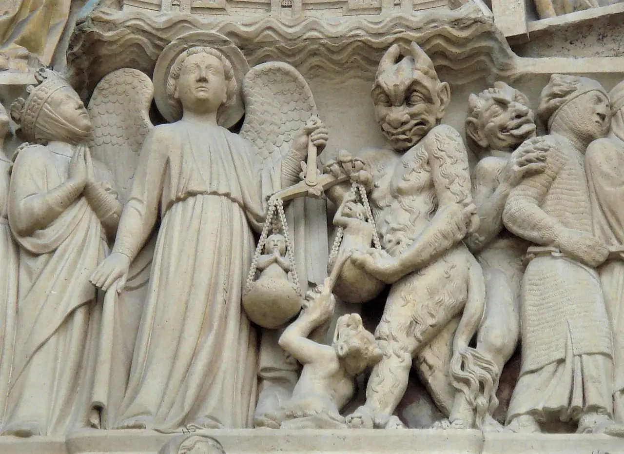 Gargouille et statue veillant sur Paris à Notre-Dame