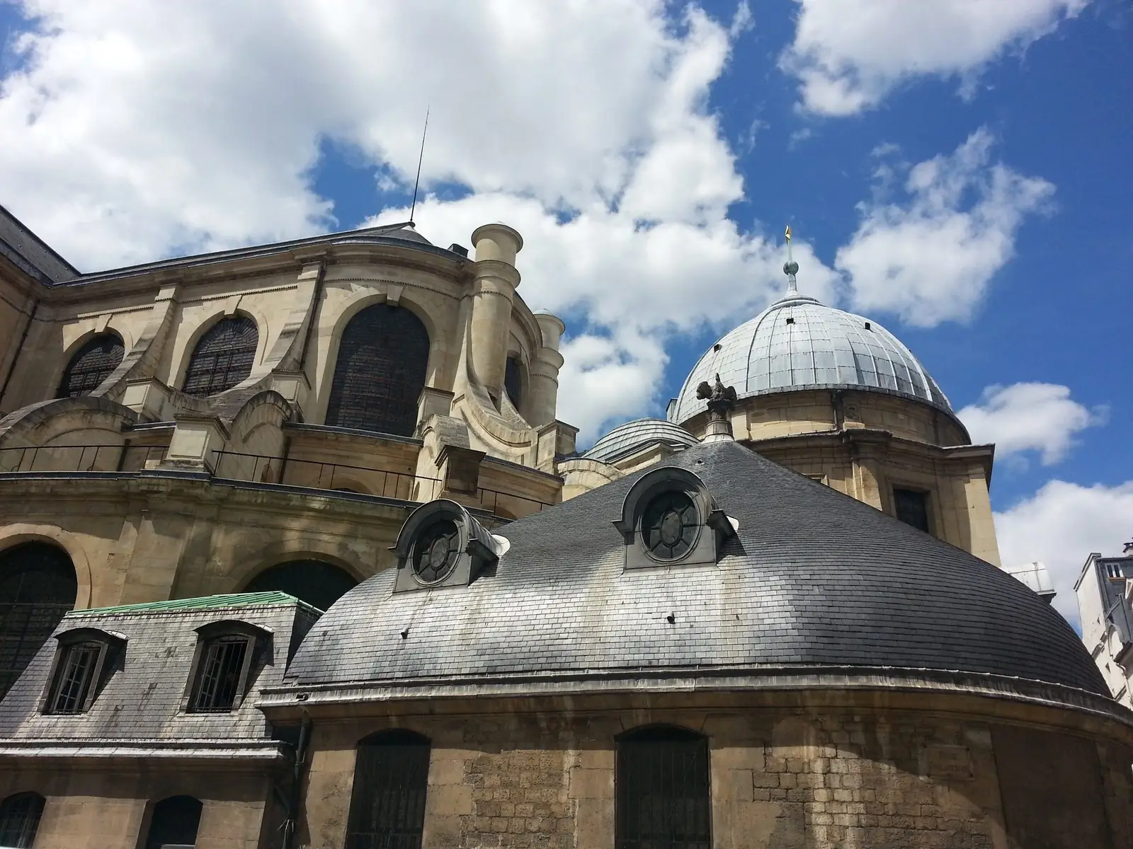 Les toits de l'église Saint-Sulpice, à Paris