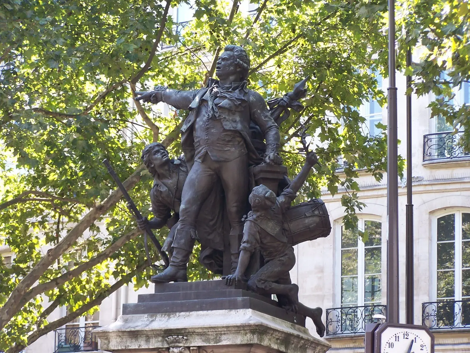 La statue de Danton au carrefour de l'Odéon