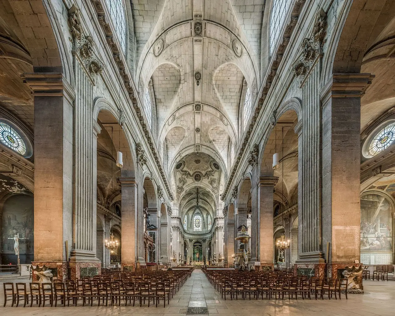 La nef monumentale de l'église Saint-Sulpice, à Paris