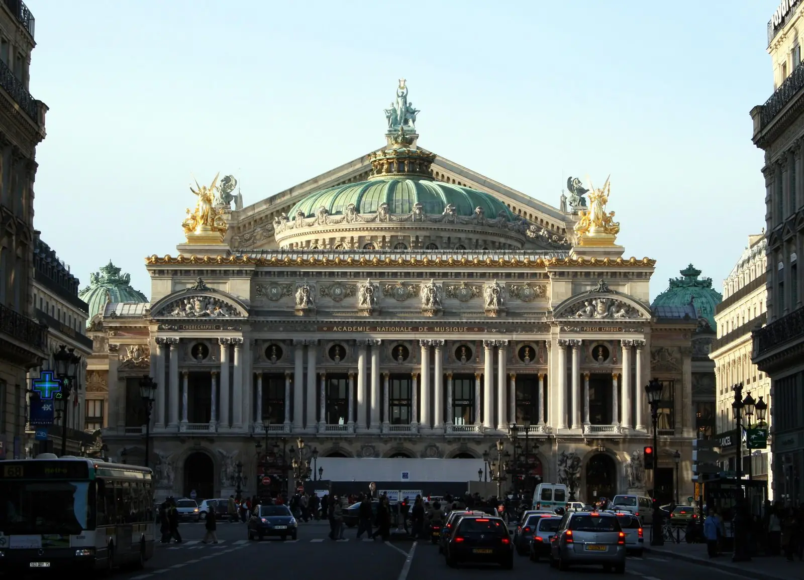 Le grand escalier d'honneur de l'Opéra Garnier et ses marbres polychromes