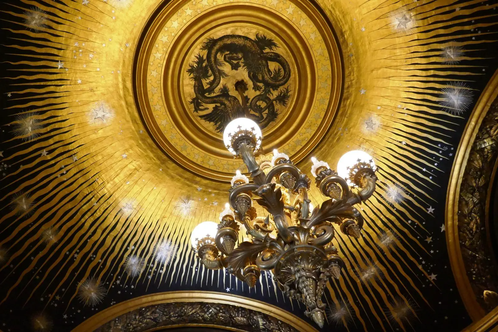 Le grand foyer doré de l'Opéra Garnier, galerie de miroirs et de dorures