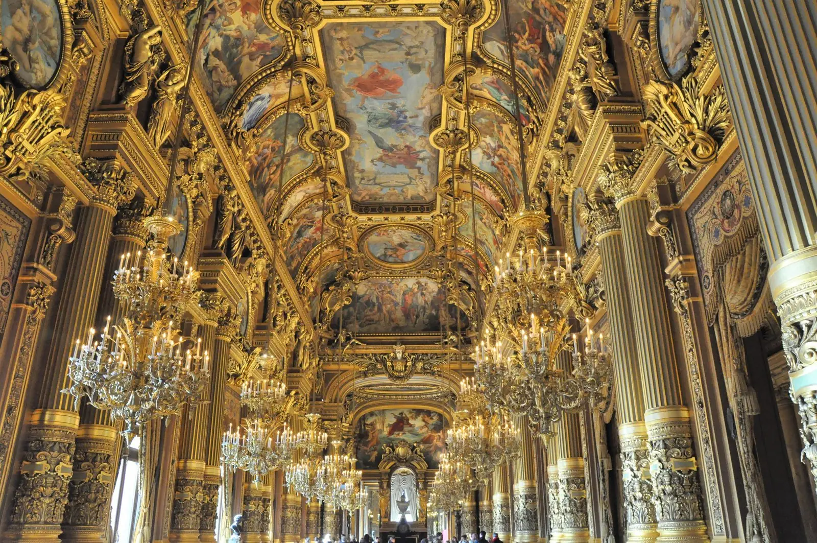 La salle à l'italienne et son lustre monumental, à l'Opéra Garnier