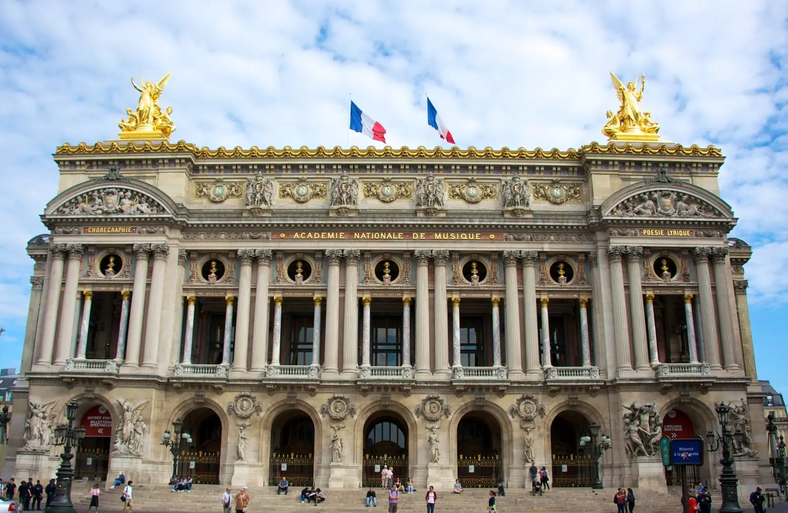 La façade richement sculptée de l'Opéra Garnier vue du boulevard