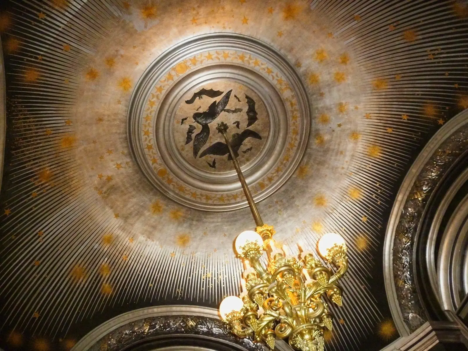 Les mosaïques dorées et les bronzes étincelants de l'Opéra Garnier