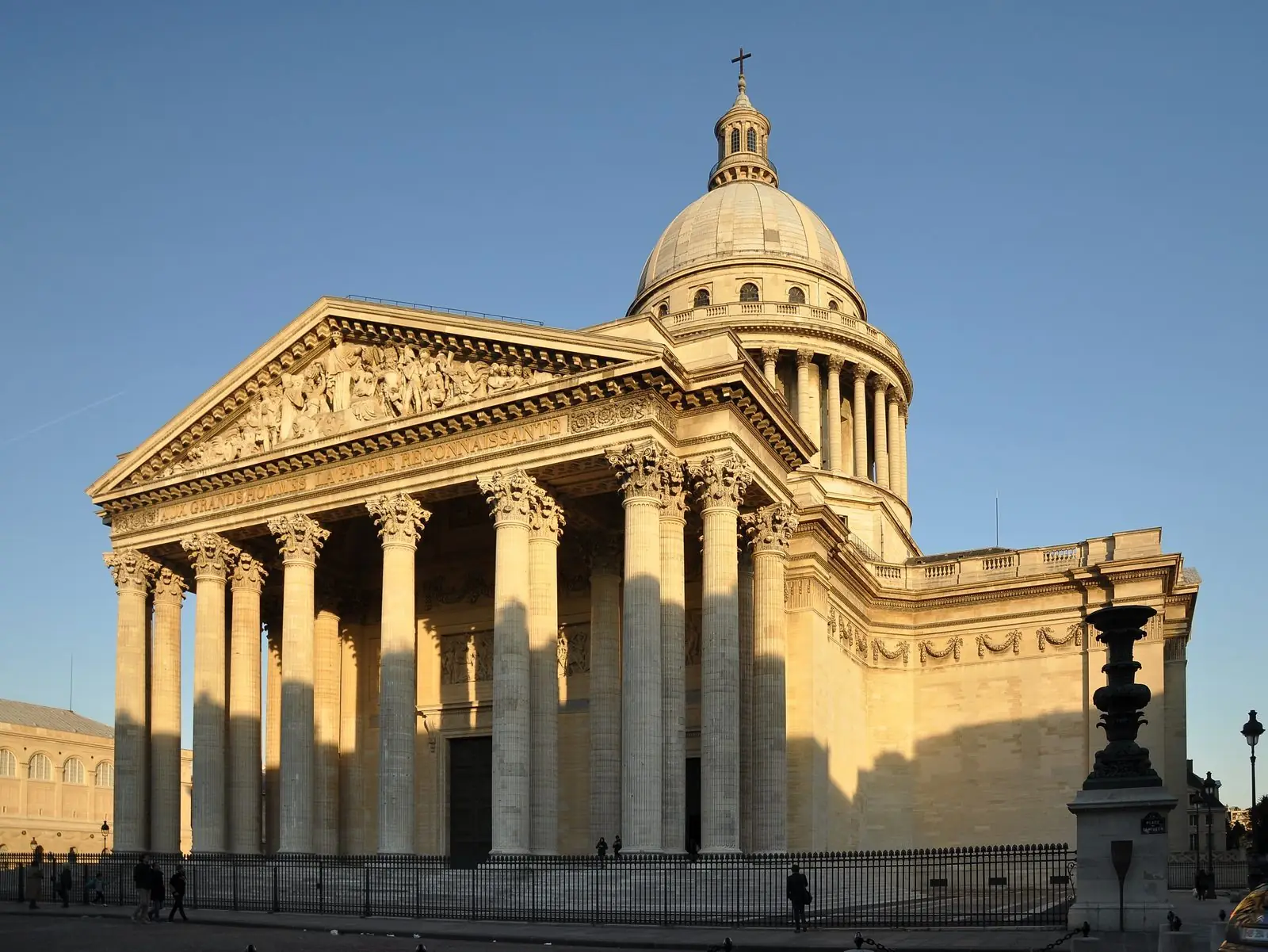 Façade et colonnade du Panthéon, place du Panthéon