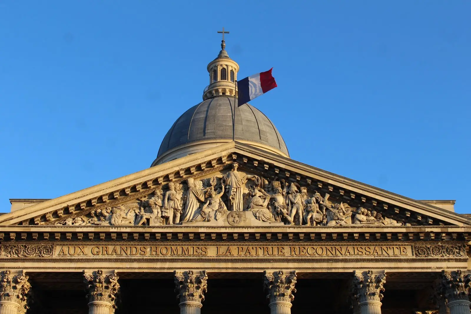 Inscription commémorative dans la crypte du Panthéon
