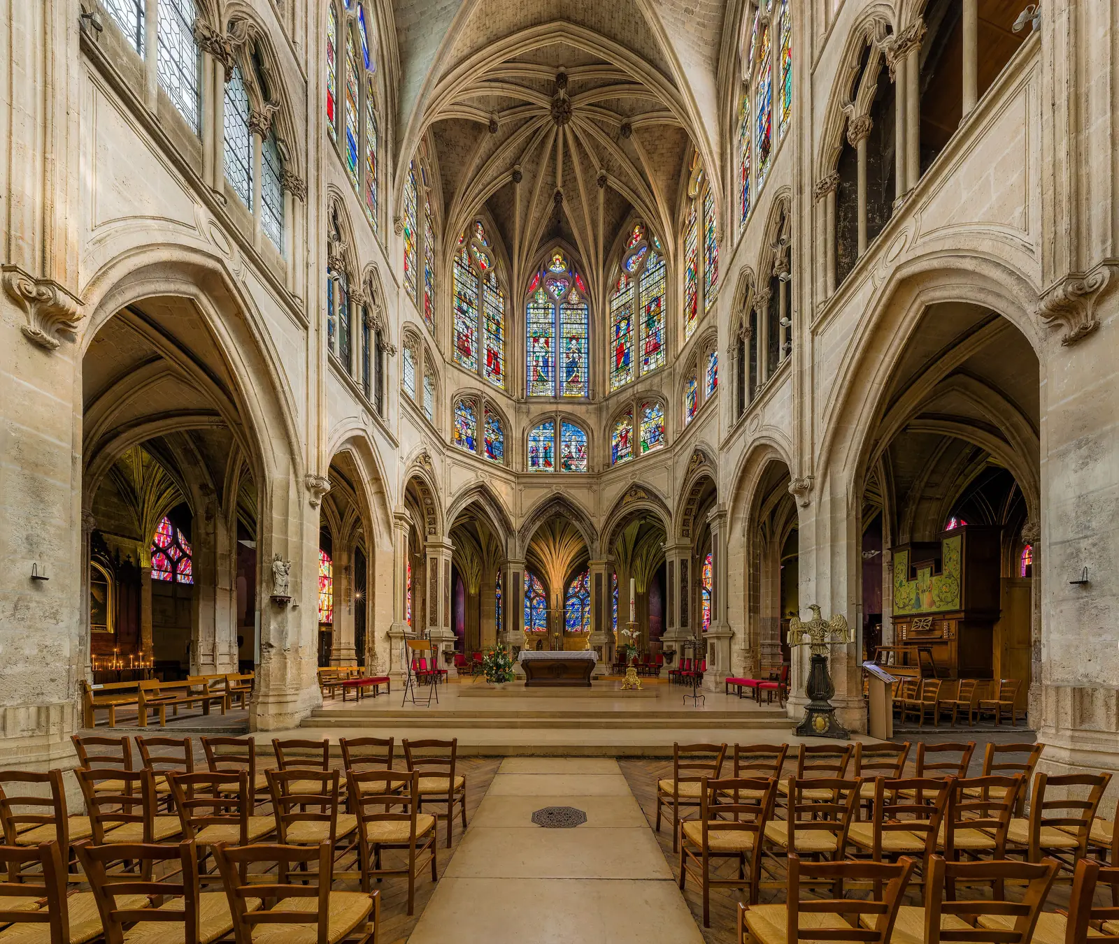 L'église Saint-Séverin et son célèbre pilier tors en torsade