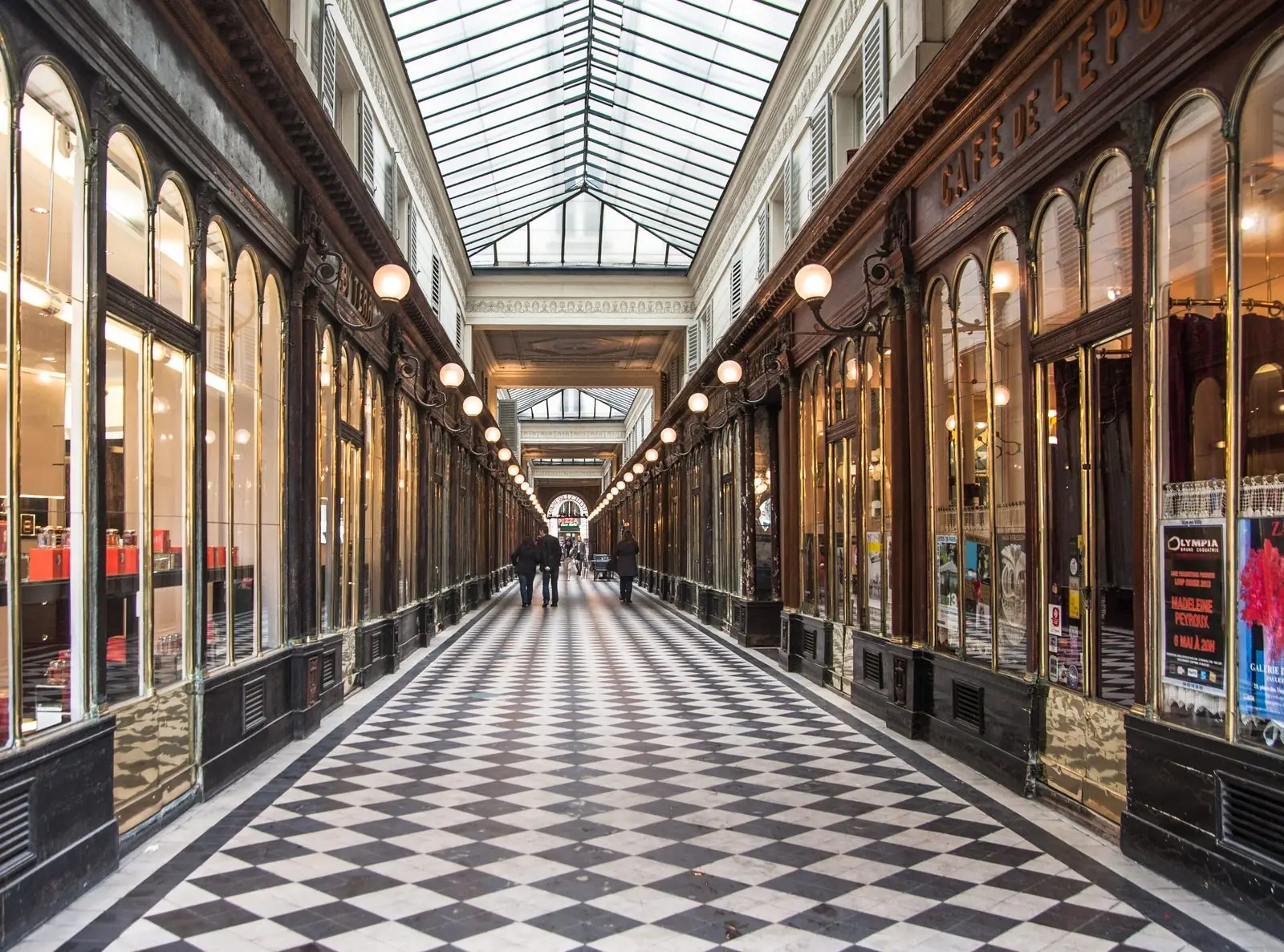 La galerie Véro-Dodat, près du Palais-Royal, décor du vieux Paris marchand