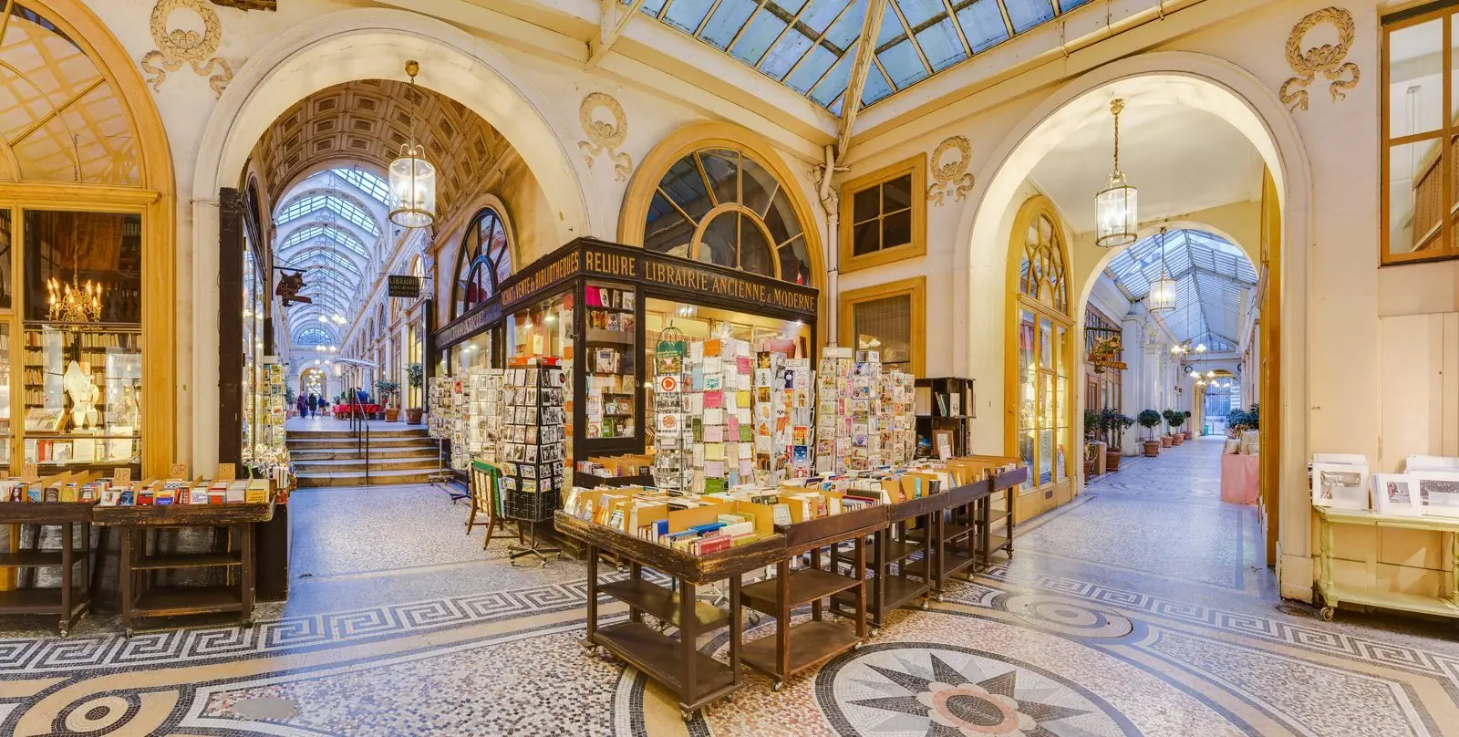 Librairie ancienne sous la verrière d'une galerie du Palais-Royal