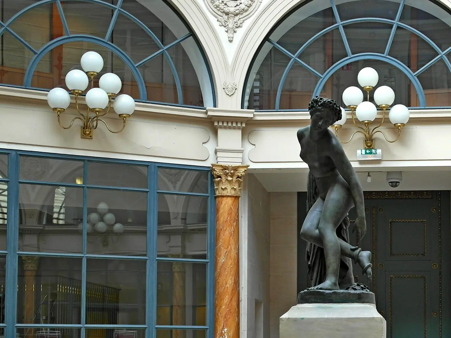 La rotonde de la galerie Colbert et sa statue de nymphe