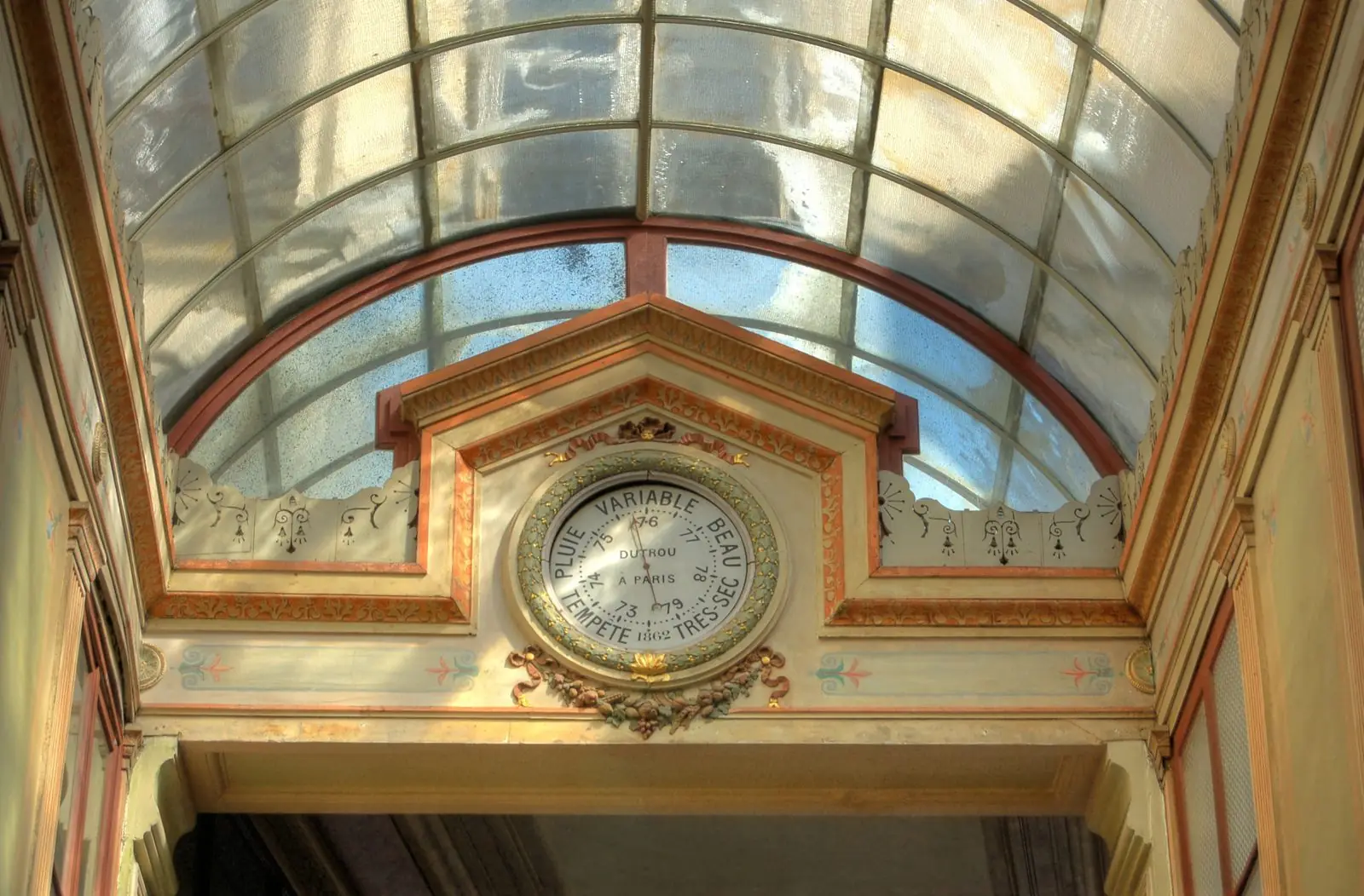 Le passage du Bourg-l'Abbé et son décor sculpté, à Paris
