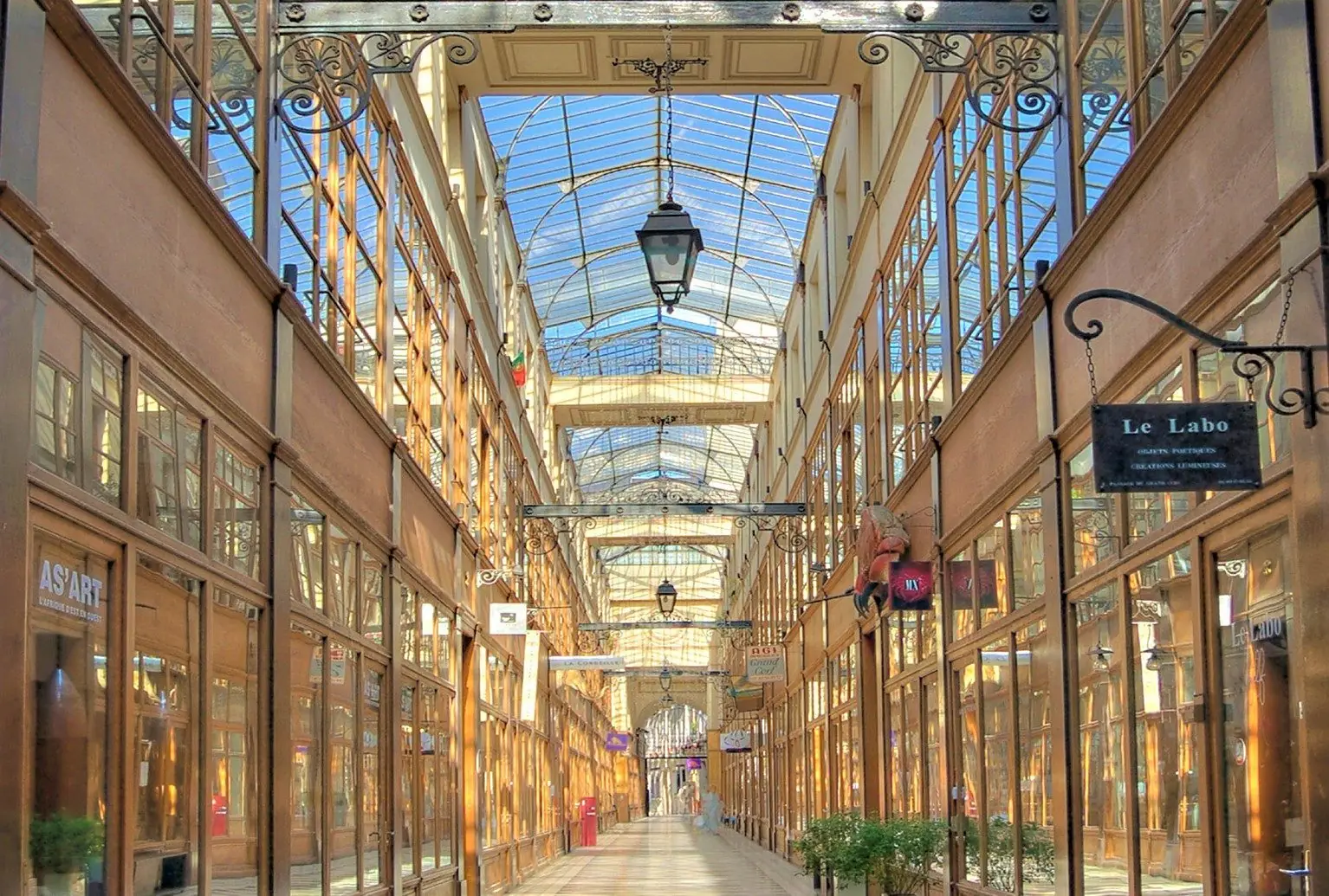 Les boutiques du passage du Grand-Cerf, dans le Sentier