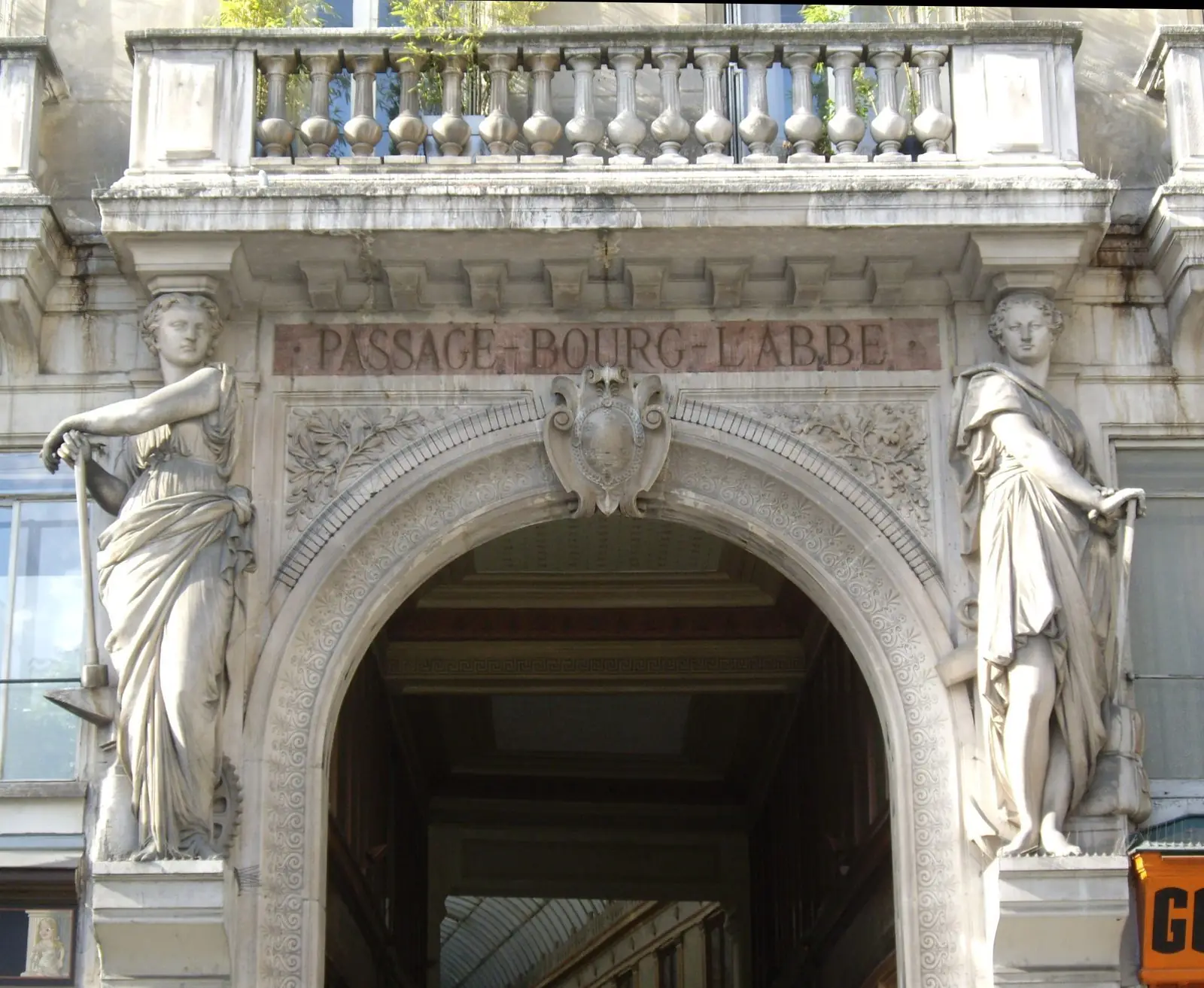 L'entrée du passage du Bourg-l'Abbé, rue de Palestro à Paris