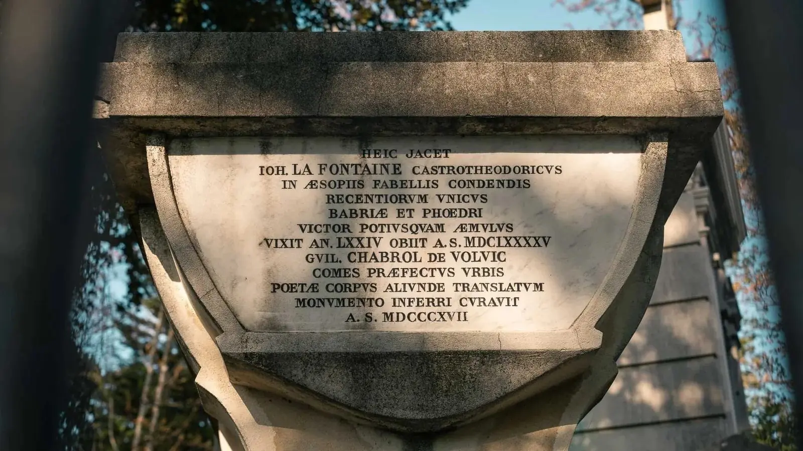 Stèle fleurie sur le parcours Les femmes du Père-Lachaise