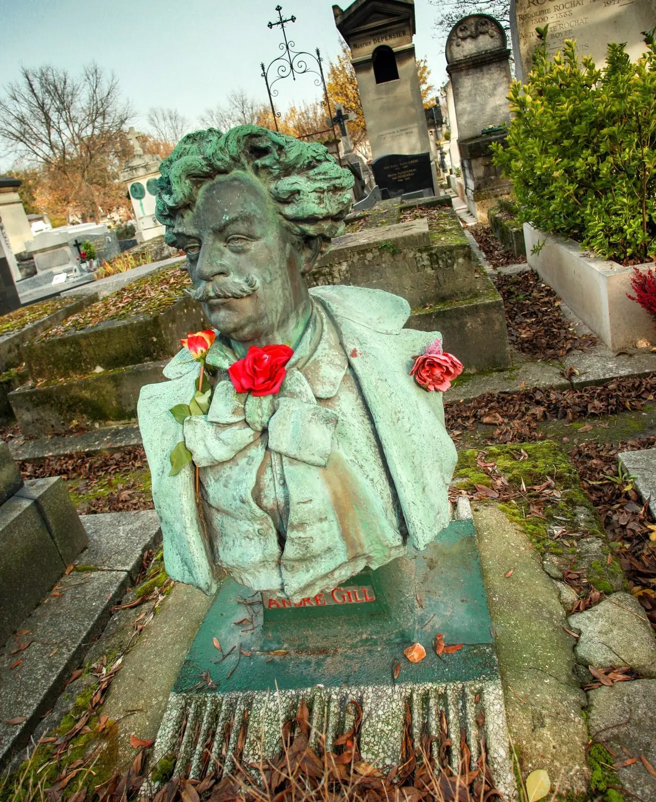 Chemin ombragé entre les tombes du Père-Lachaise