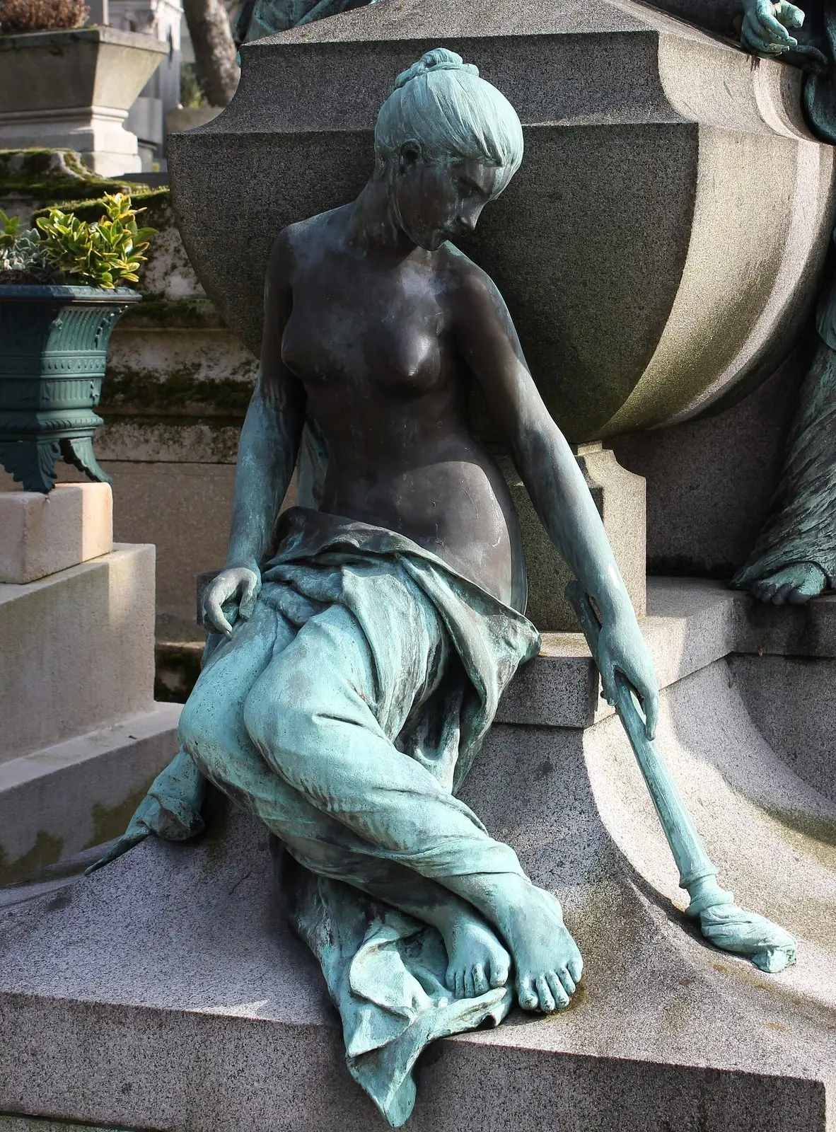 Sculpture commémorative au cimetière du Père-Lachaise