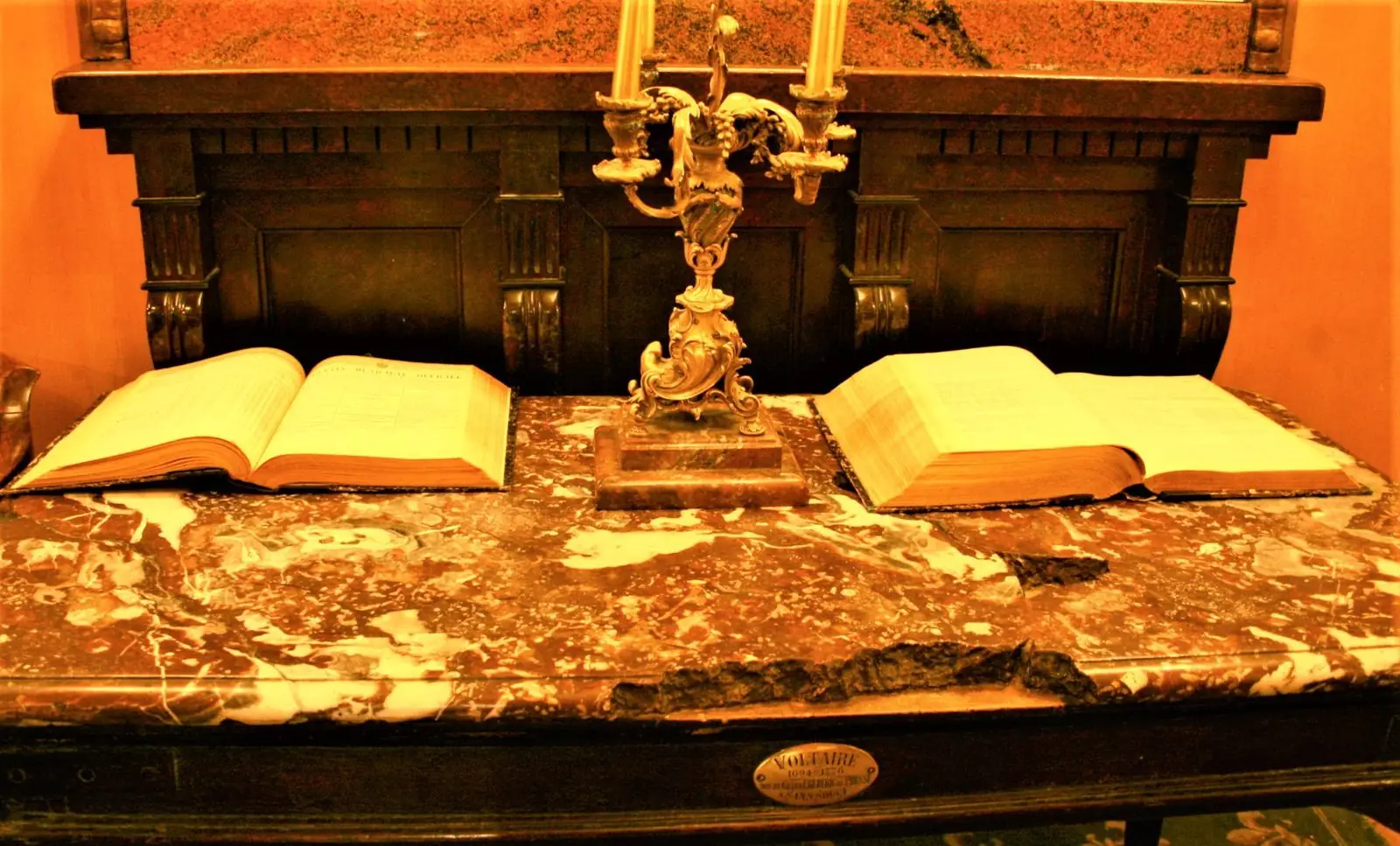 Le bureau de Voltaire conservé au Procope