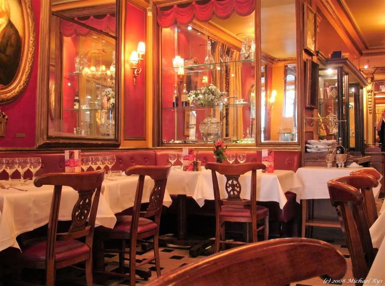 Les salons d'époque à l'intérieur du Procope