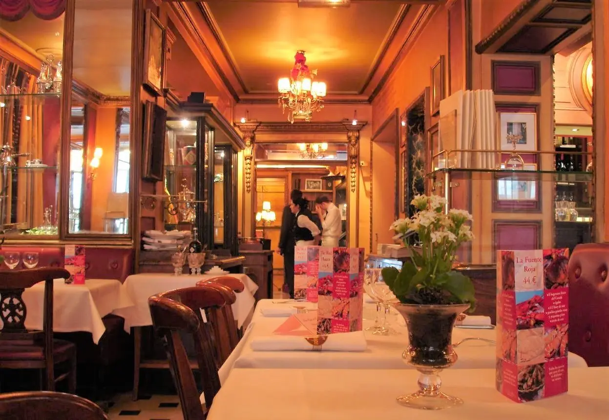 Les tables et banquettes du Procope