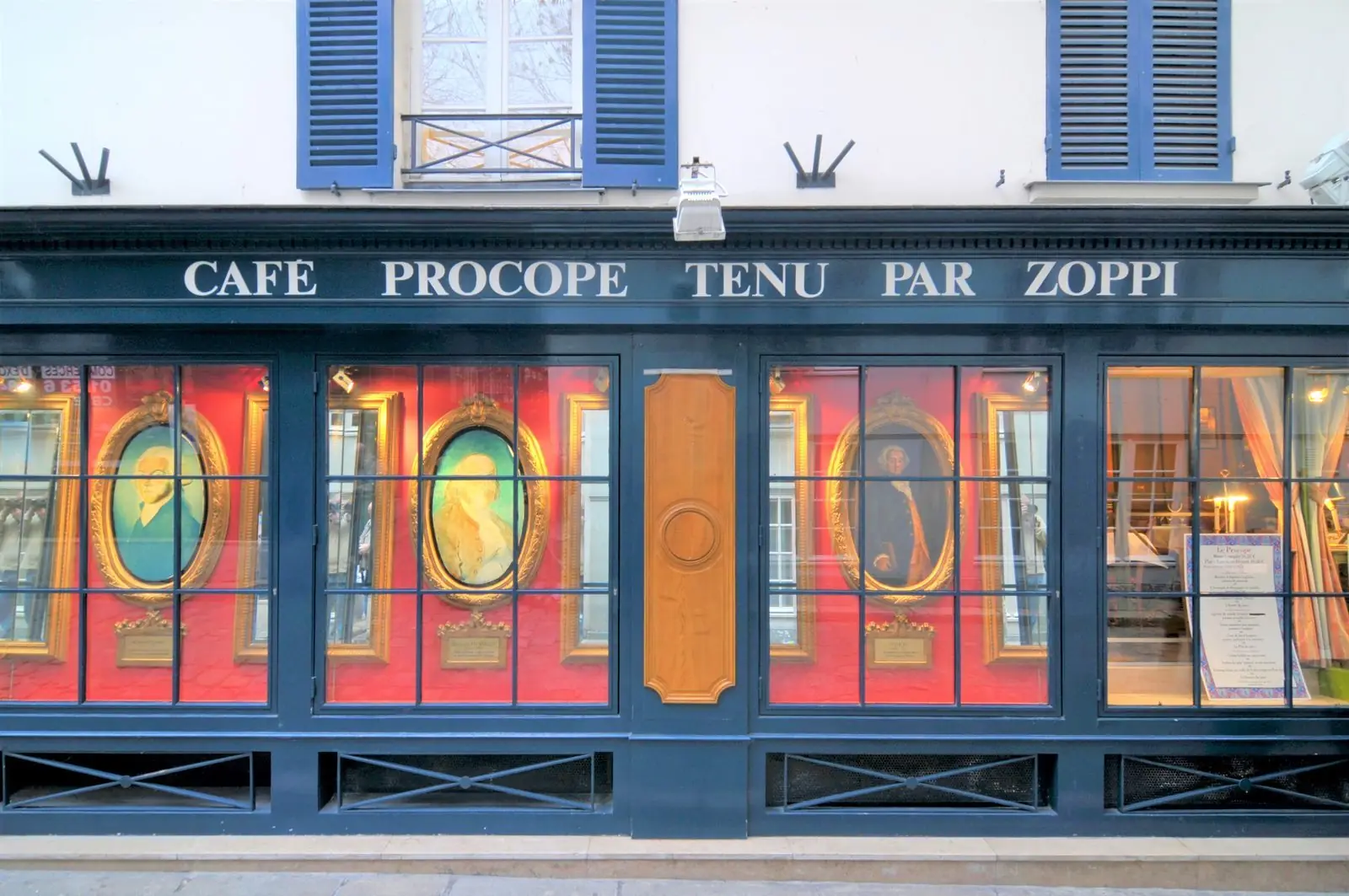 La façade et l'entrée du café Procope