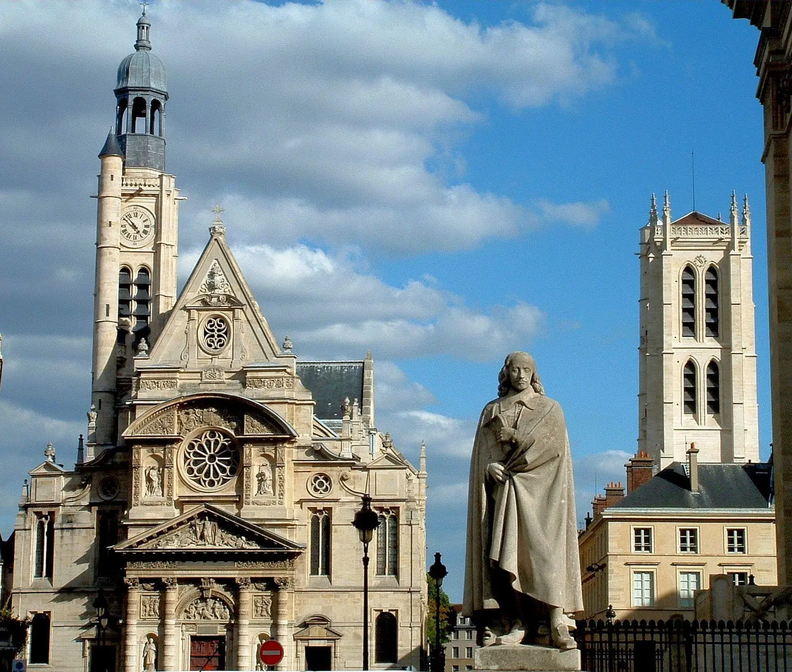 L'église Saint-Étienne-du-Mont et la tour de Clovis, au Quartier latin