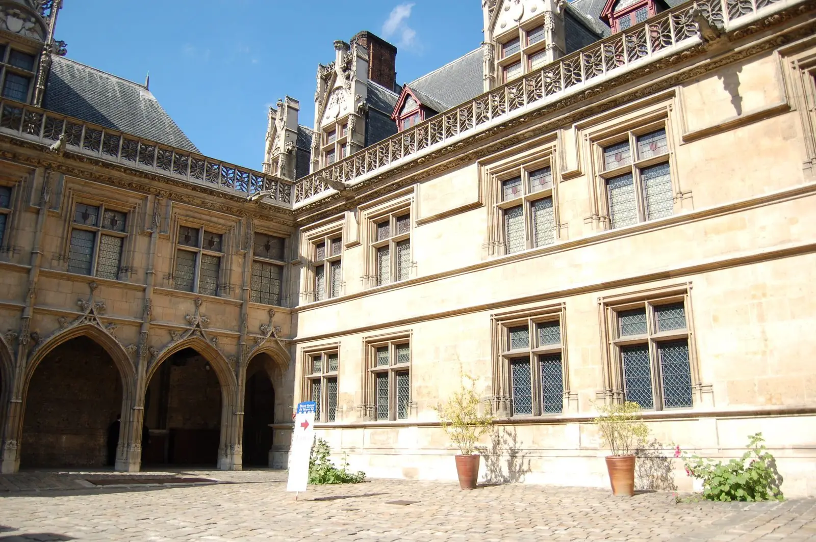 La cour de l'hôtel de Cluny, musée du Moyen Âge au Quartier latin