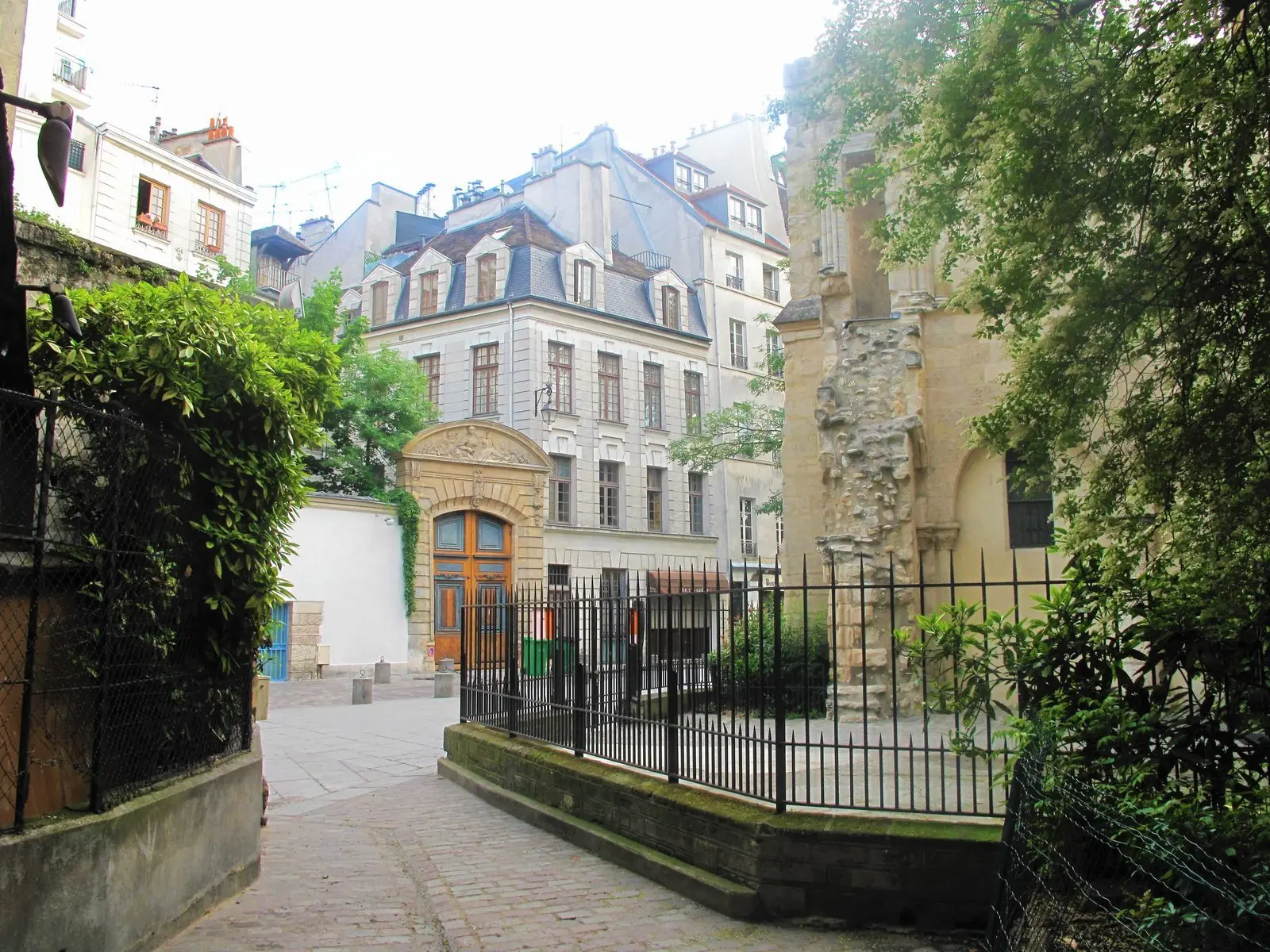 La rue Saint-Julien-le-Pauvre, ruelle médiévale du Quartier latin