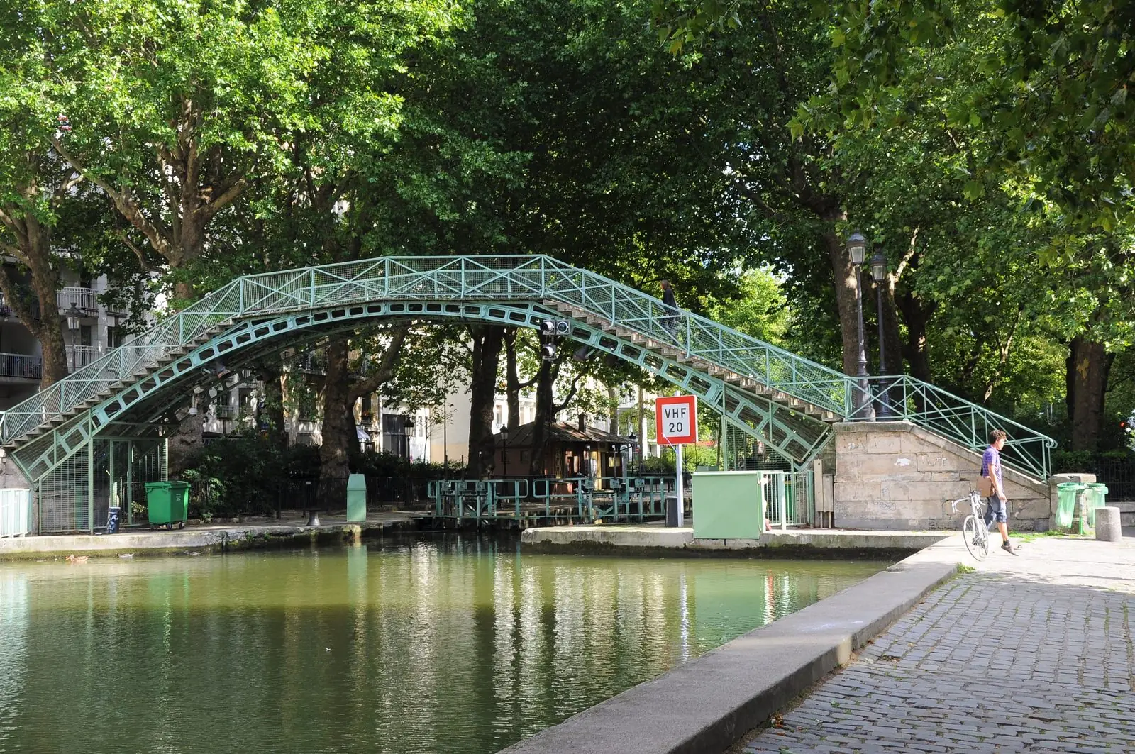 La passerelle des Douanes sur le canal Saint-Martin, à Paris