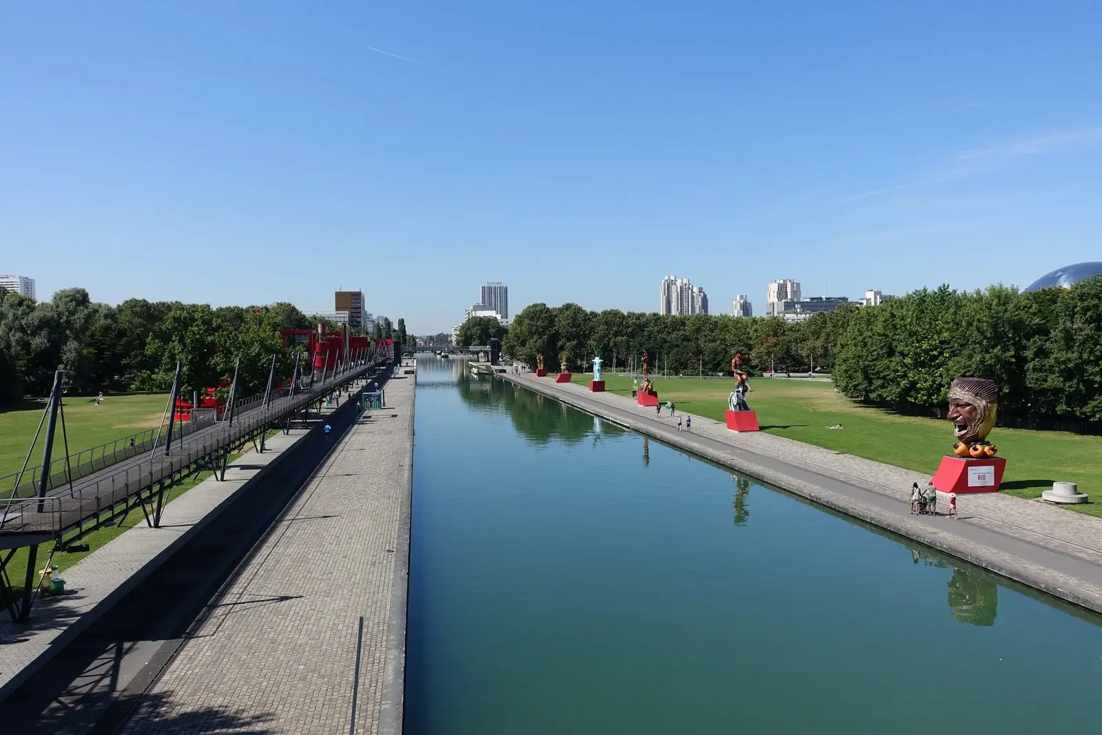 Le canal de l'Ourcq le long du parc de la Villette, à Paris
