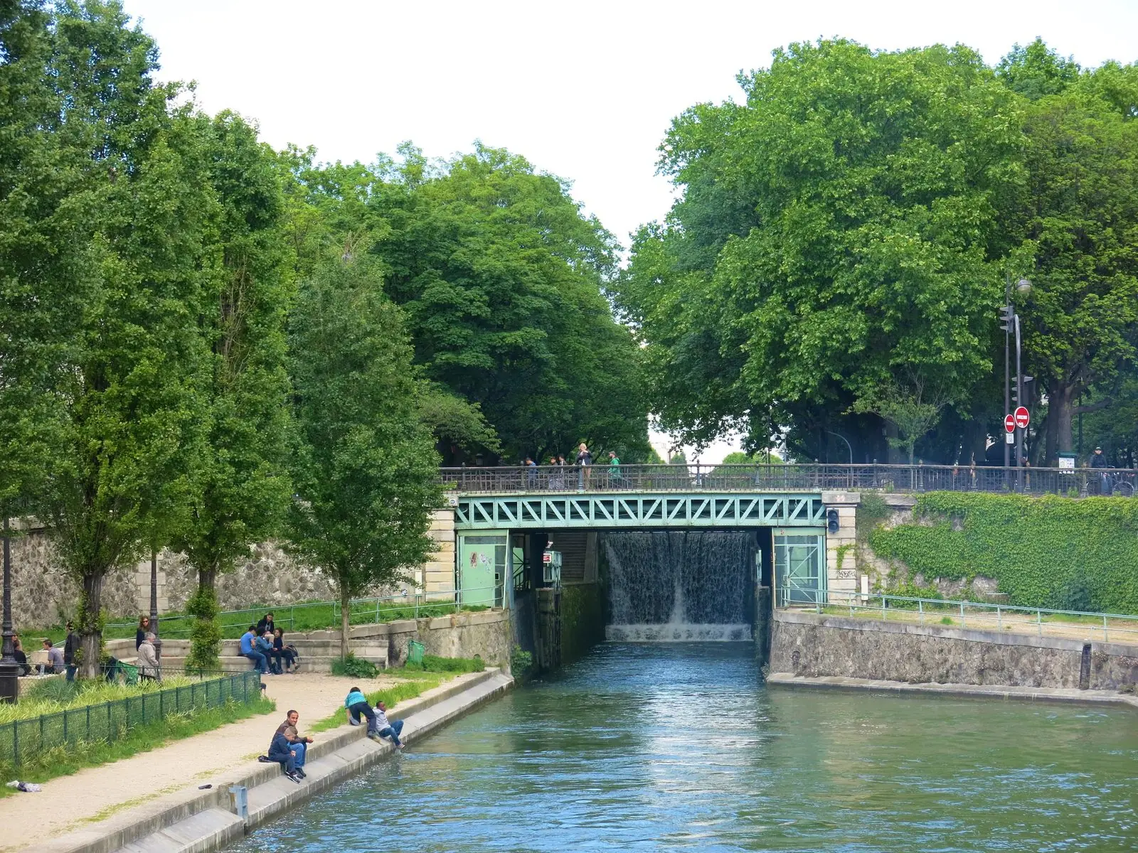 Le pont Eugène-Varlin sur le canal Saint-Martin, à Paris